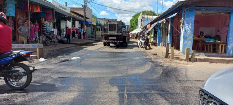 Recapeamento da Rua Piauí chegou à feira do Bacuri nesta quinta-feira