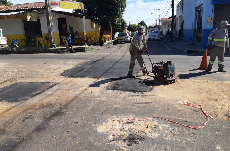 Concluído tapa-buracos na Rua Pernambuco, cruzamento com a São Paulo, Nova Imperatriz.