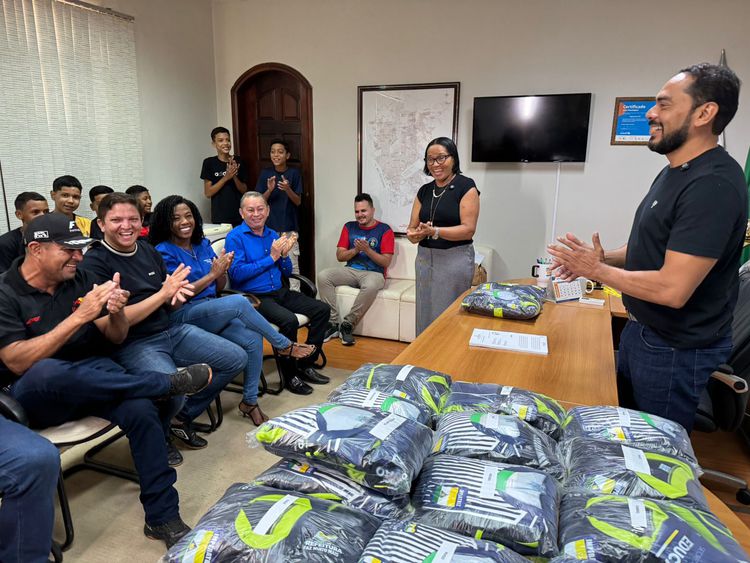 Alunos-atletas da rede municipal de Imperatriz recebem kit de uniformes para o JEMs