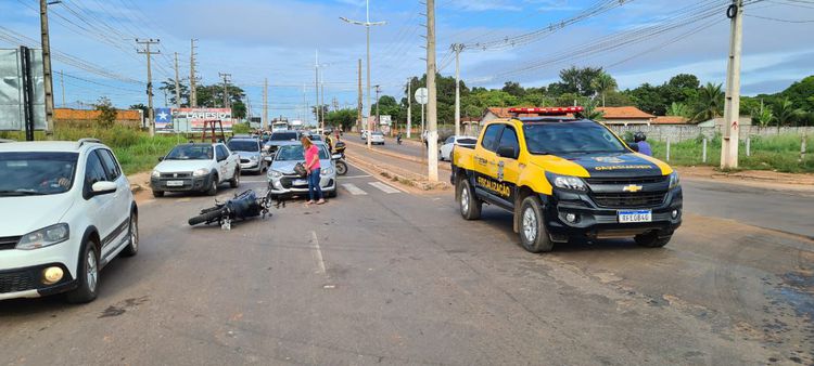 Agentes de trânsito prestam auxilio a sinistro com vítima na Avenida Pedro Neiva de Santana