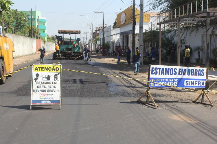 Novo asfalto põe fim aos buracos, fissuras e ondulações na Avenida Ceará