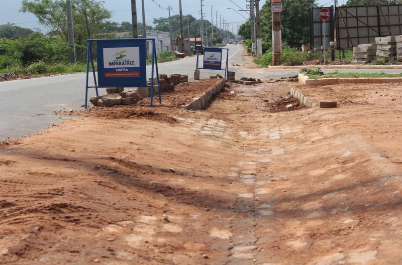 Construção de passagem molhada, assentamento de meios-fios e depressão com bloquetes na Avenida Newton Bello entrada do residencial Sebastião Regis