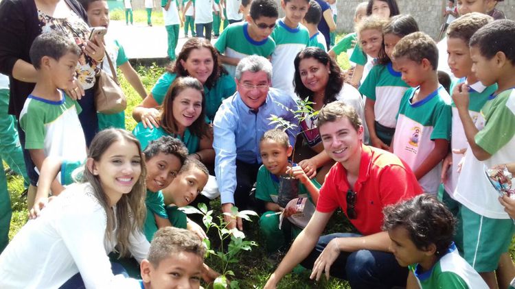 Secretaria de Meio Ambiente arboriza escola do município
