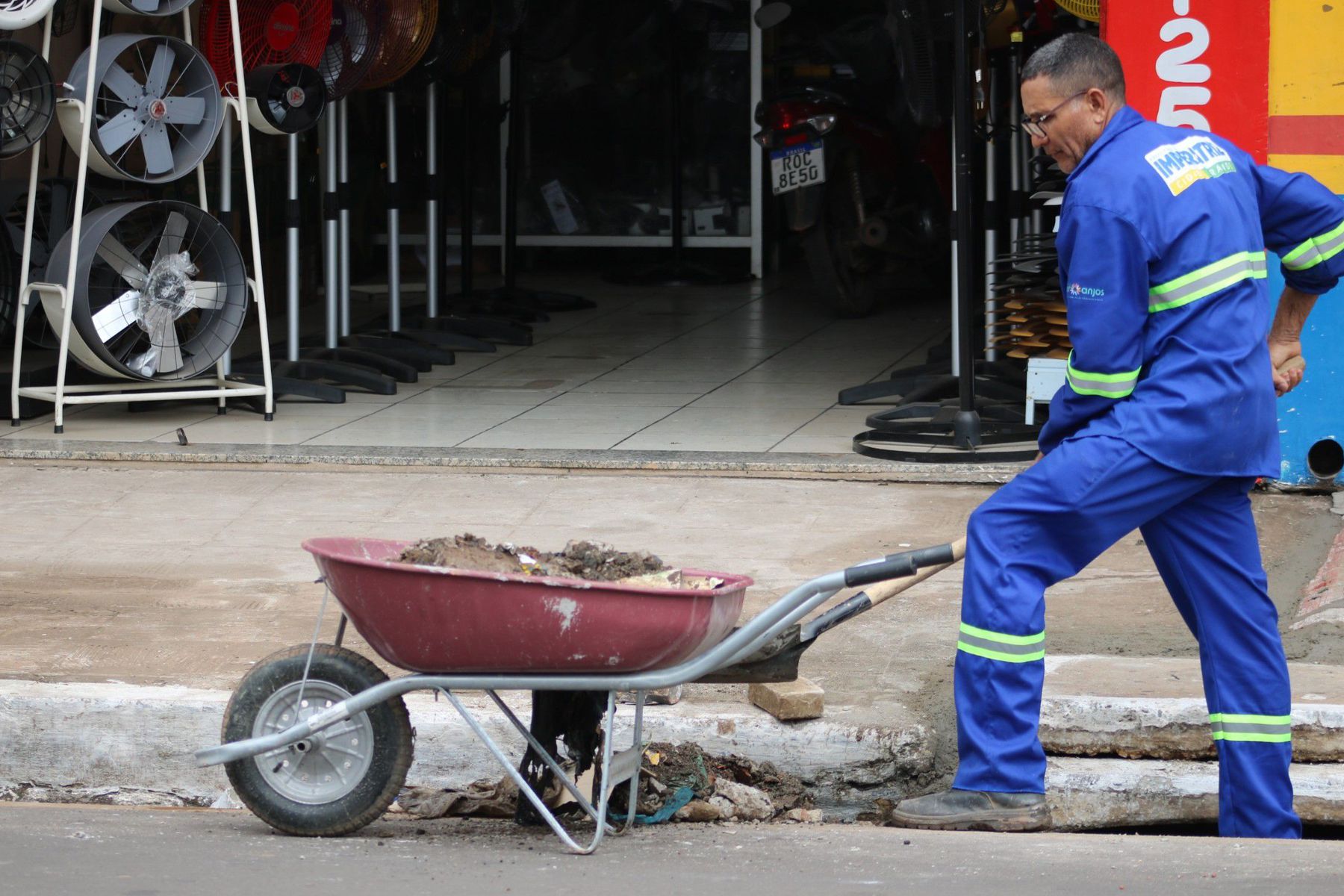 Prefeitura de Imperatriz realiza desobstrução de mais de 300 bocas de lobo na cidade