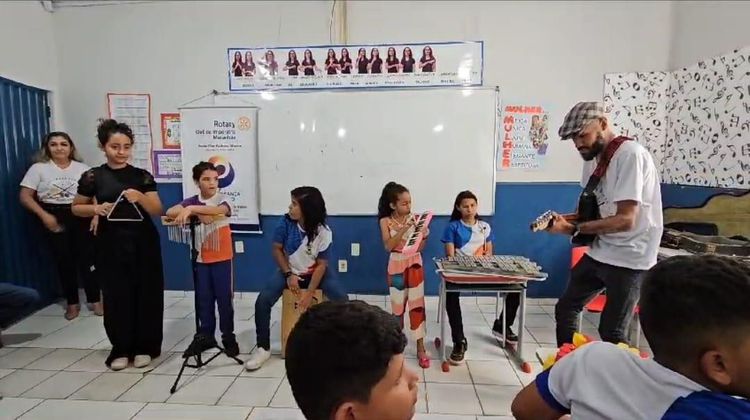Alunos da Escola Municipal de Educação Bilíngue para Surdos aprendem música com projeto O Som do Silêncio