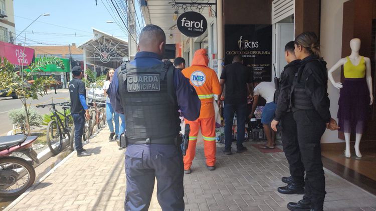 Ação de ordenamento urbano é realizada no centro comercial de Imperatriz