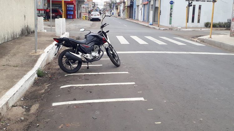 Sinalizadas vagas de estacionamento para carros e motos na Rua Luís Domingues