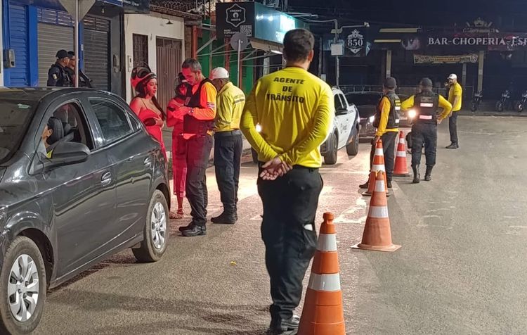 Operação de feriado flagra motoristas alcoolizados: 17 recusam bafômetro e 3 são levados à delegacia