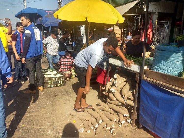 Prefeitura promove ação educativa com vendedores ambulantes no Mercadinho