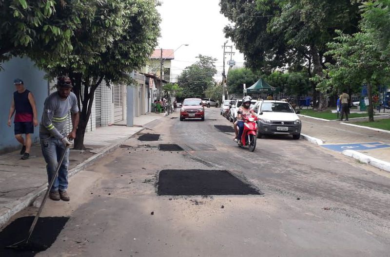 Serviço de Tapa-buraco na Rua Aqueles Lisboa entre as ruas Dom Pedro II e Coronel Manoel Bandeira