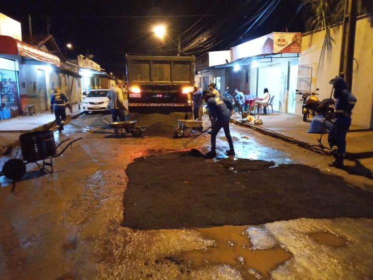 Equipes de tapa-buracos trabalham durante período noturno nos bairros de Imperatriz