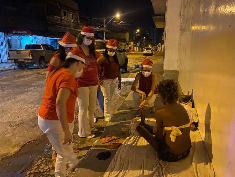 Em clima de Natal, equipes da Semus atendem pessoas em situação de rua