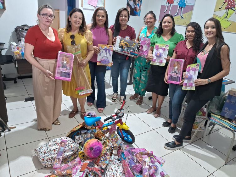 Meio Ambiente doa brinquedos para Escola Maria Evangelista de Sousa