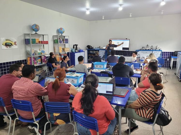 Professores do município participam de treinamento sobre robótica na educação
