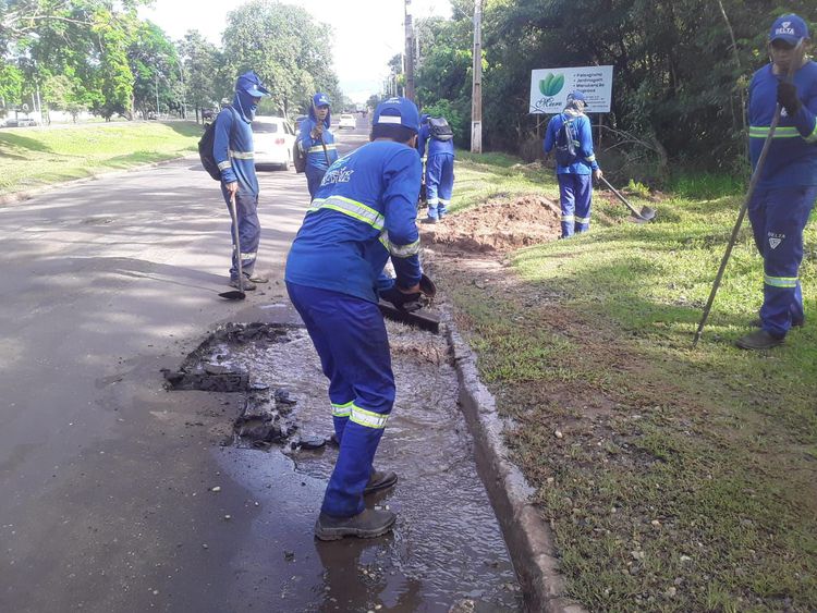 Frentes de serviços executam trabalhos de limpeza, desobstrução e recuperação de vias urbanas
