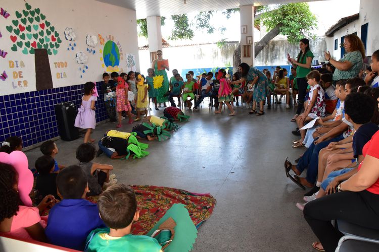 Escolas da rede municipal comemoram Dia de Ler Todo Dia