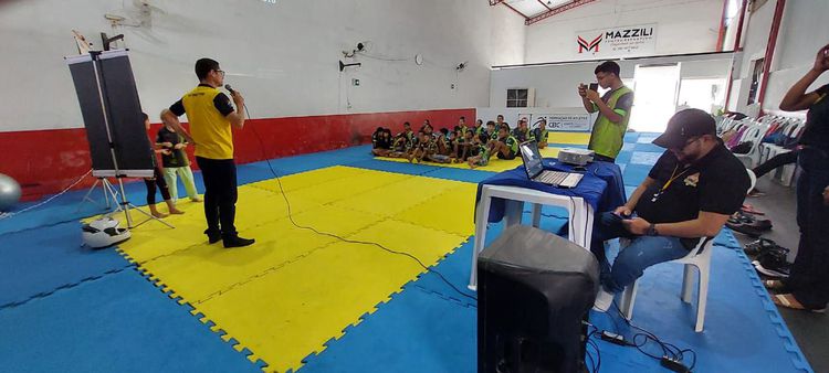 Setran realiza ação do "Maio Amarelo" em academia de artes marciais