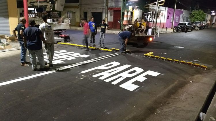 Prefeitura melhora sinalização de solo em cruzamentos e áreas escolares