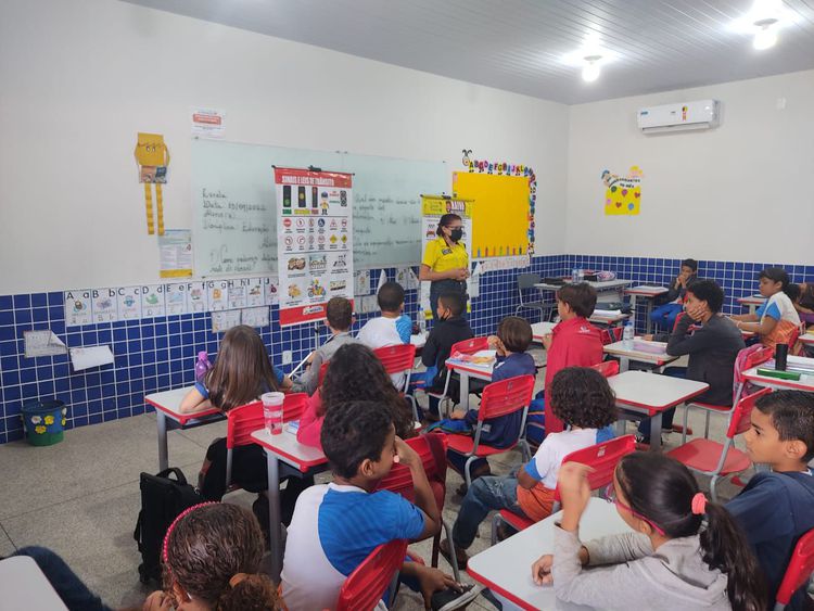 Escola Constantino Barbosa recebe equipe do projeto Educação para o Trânsito