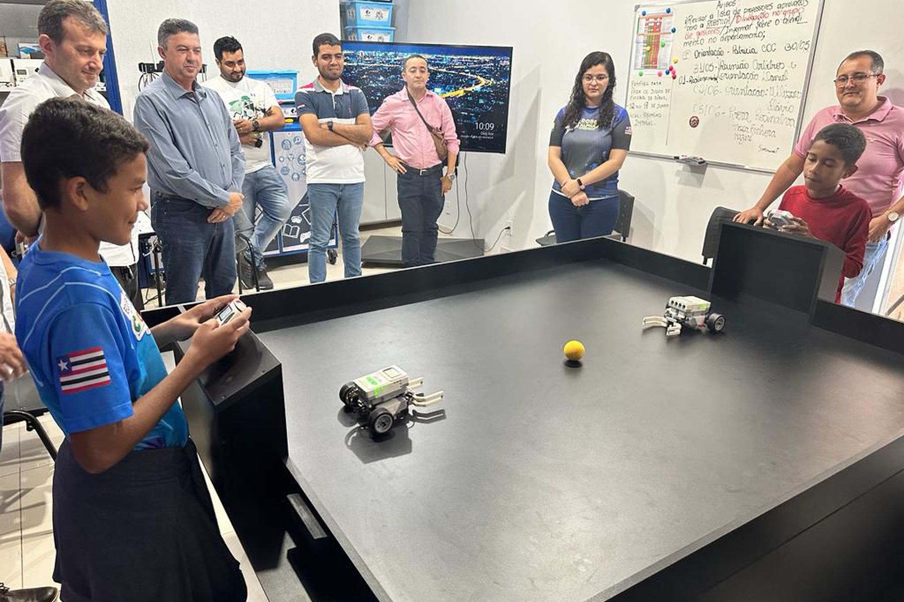 Prefeitura recebe mesas para a robótica na escola fruto de parceria com o Senai