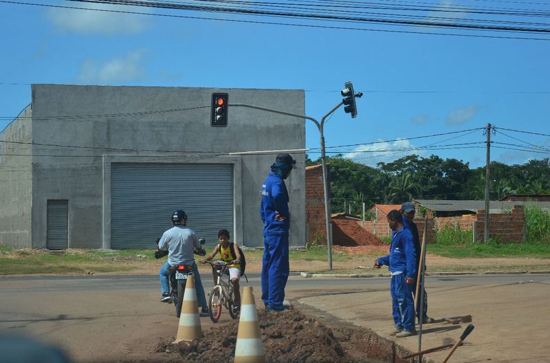 Recuperação de meio - fio e sarjetas na Avenida Imperatriz, Conjunto Planalto.