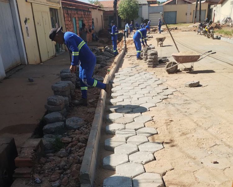 Pavimentação da Rua Guarani continua na Vila Redenção