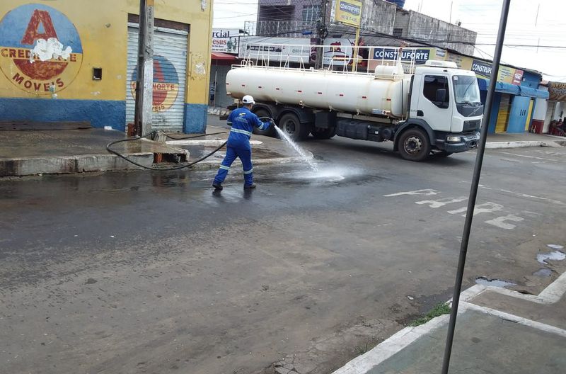 Serviço de limpeza da feirinha da Vila Lobão.