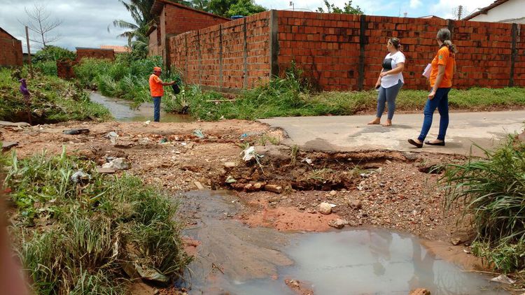 Defesa Civil orienta moradores a não jogarem lixo nas ruas e riachos