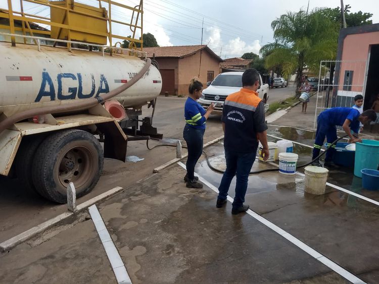 Prefeitura faz abastecimento de água potável por meio de caminhões-pipa