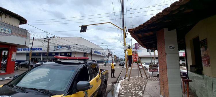Semáforos afetados pelas chuvas passam por manutenção em Imperatriz