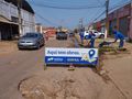 Equipe prepara rua para o recebimento de asfalto