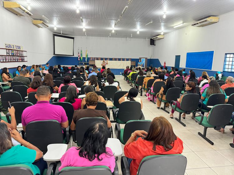 Gestores escolares participam de reunião de alinhamento e palestra sobre violência doméstica