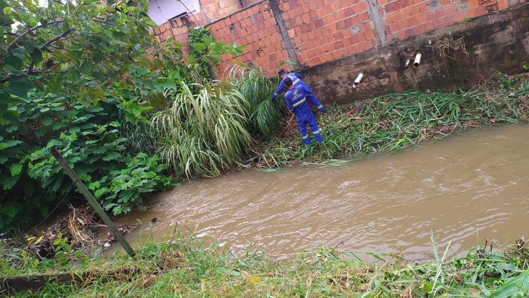 Prefeitura dá continuidade aos serviços no riacho Bacuri