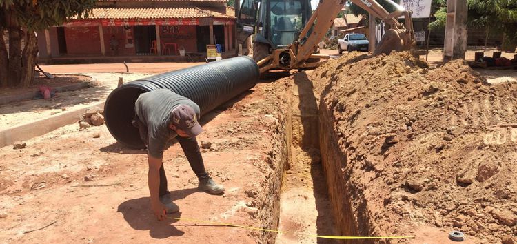 Drenagem profunda com tubos em PEAD agiliza construção de redes em ruas do povoado 1700