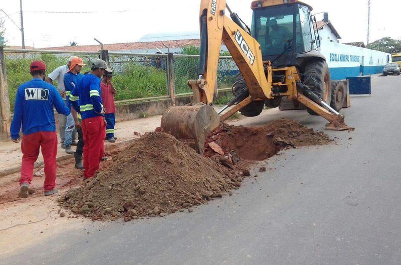 Serviço de reparo da rede de drenagem na Rua 13, entre as ruas 4 e 5, no Parque do Buriti.