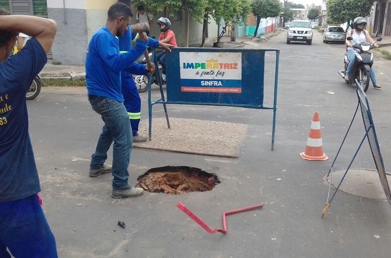 Serviço na rede de drenagem na Rua Aquiles Lisboa com Rua Coriolano Milhomem, Centro.