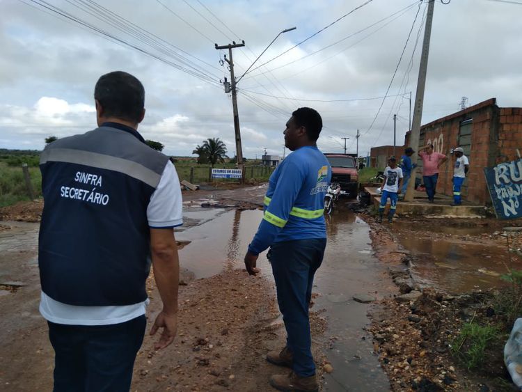 Avança construção de drenagem em via de acesso ao Sebastião Regis