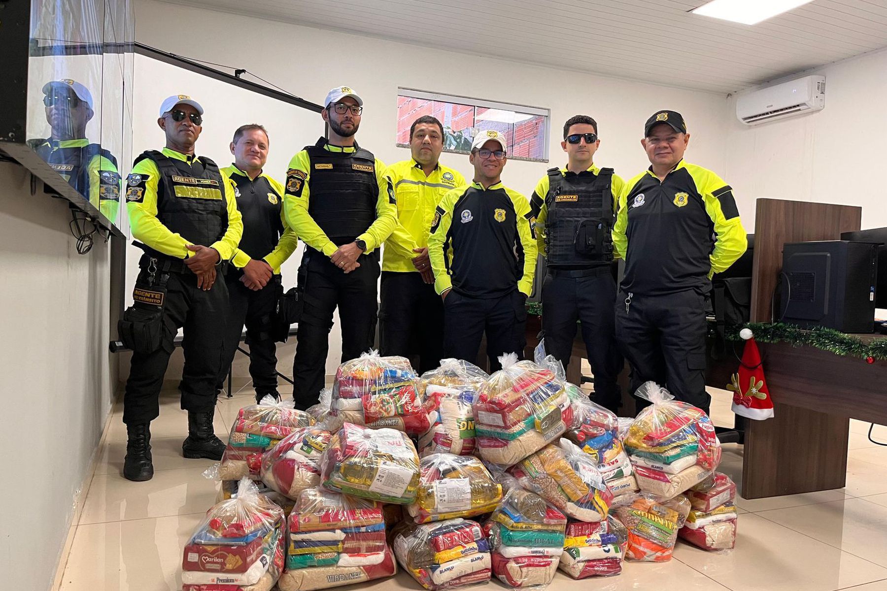 Agentes de trânsito realizam ação solidária com entrega de cestas básicas no Natal em Imperatriz