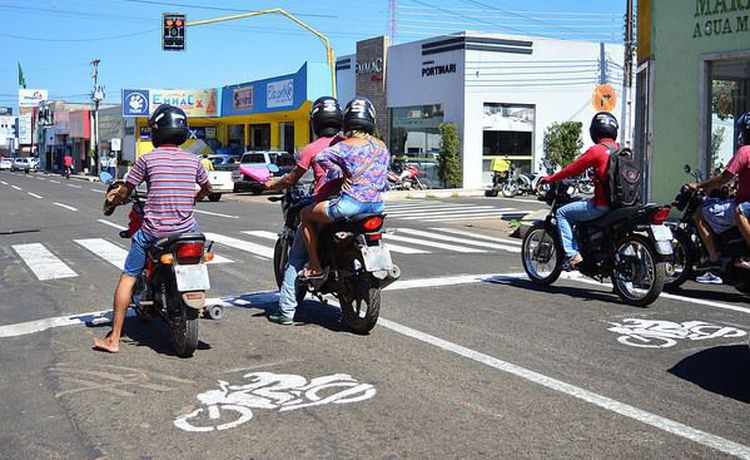 Avenida Dorgival Pinheiro ganha faixa de retenção para motos