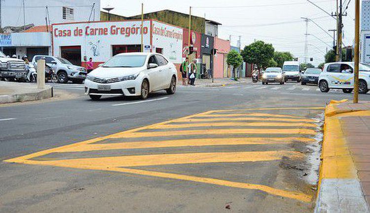 Avenida Santa Teresa tem sinalização revitalizada e marcação da área de conflito
