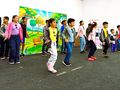 Alunos da Escola Municipal de Educação Bilíngue Professor Telasco Pereira Filho apresentam dança na Escola Municipal Paulo Freire, em homenagem à cultura surda e à inclusão.