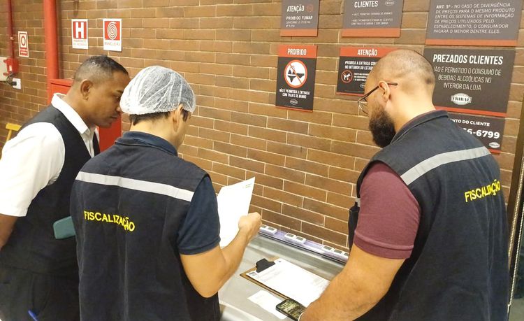 Procon Municipal apreende cerca de 100 kg de produtos vencidos em estabelecimento durante fiscalização em Imperatriz