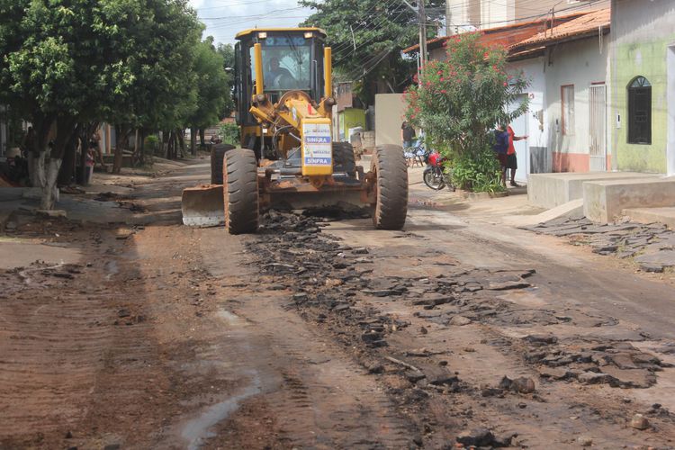 Ruas danificadas pelas chuvas começam a ser recuperadas no Bacuri