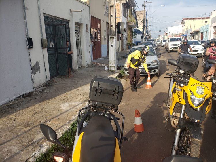 Agentes de trânsito fiscalizam reserva ilegal de vagas de estacionamentos em Imperatriz