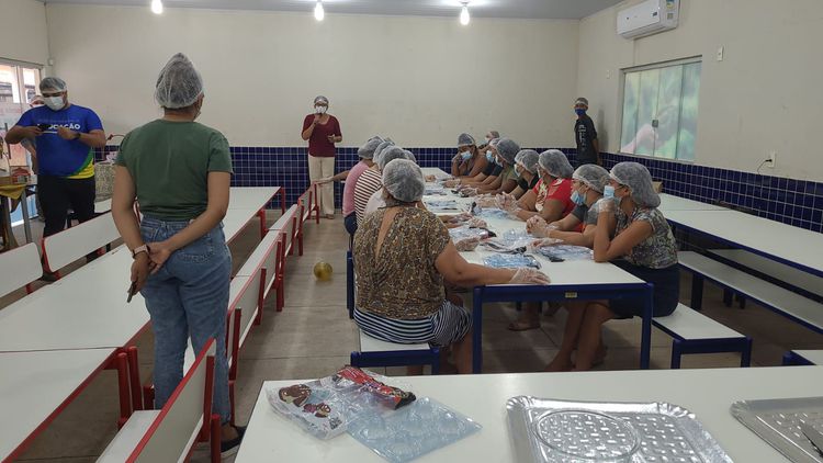 Escola Municipal Darcy Ribeiro oferece oficina de produção de trufas para mães de estudantes