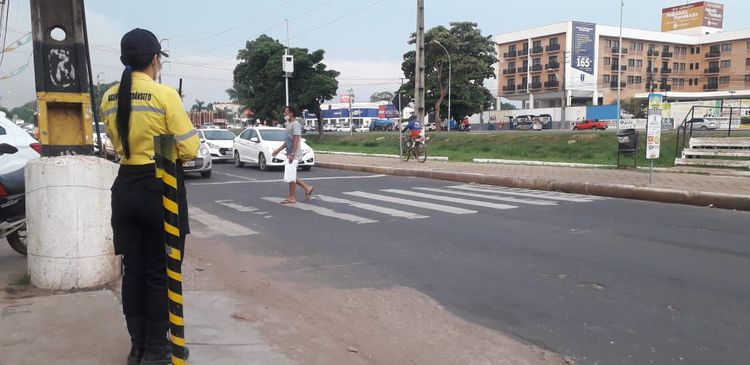 Agentes de trânsito fiscalizam travessia em faixas de pedestres e intensificam correntes de tráfego