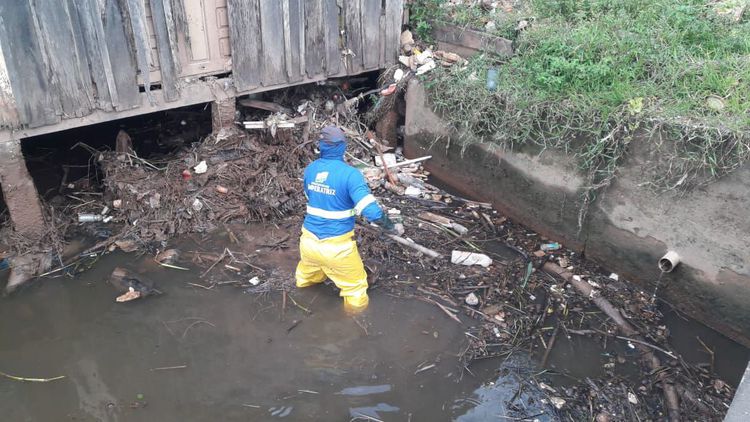 Equipes atuam na desobstrução do riacho Capivara