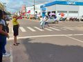Equipe do Departamento de Educação para o Trânsito em ação na rua Maranhão com avenida Bernardo Sayão.