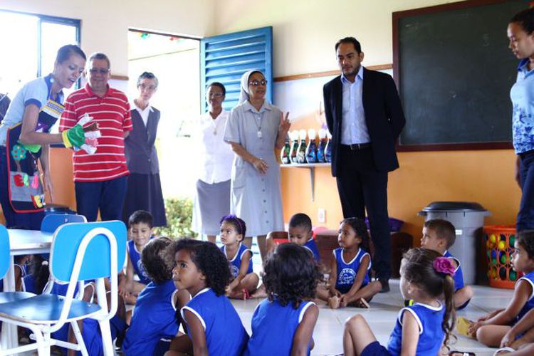 Assis Ramos visita crianças do Jardim Canossa