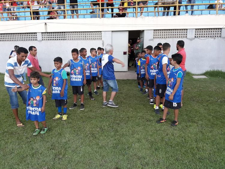 "Torcida Cidadã" reúne crianças e adolescentes no estádio municipal